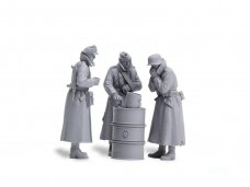 Meng Model - The Coldest Day Includes three standing figures, a barrel stove and a water bucket, 1/35, HS-012r