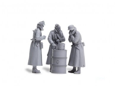 Meng Model - The Coldest Day Includes three standing figures, a barrel stove and a water bucket, 1/35, HS-012r 1