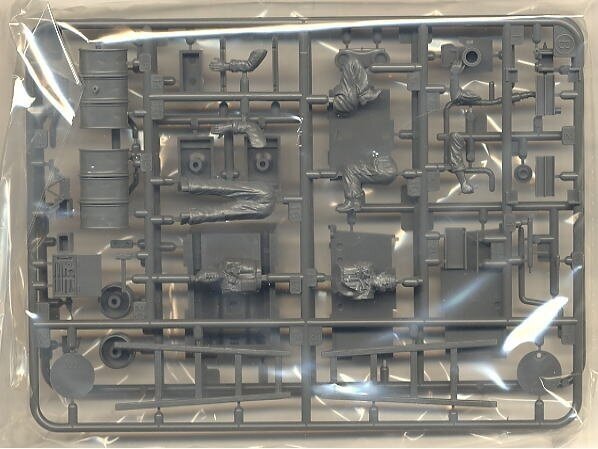 Tamiya - German Tank Engine Maintenance Crew Set, 1/35, 35180 1 Tamiya - German Tank Engine Maintenance Crew Set, 1/35, 35180 1